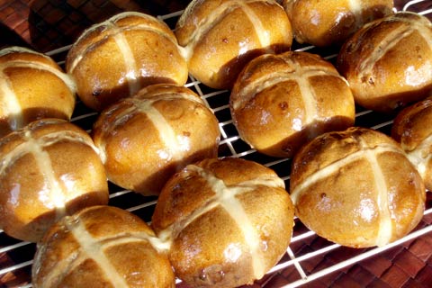 Traditional fruit hot cross buns | Rainbow Cooking